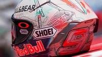 Gambar tower dan tribun utama Circuit de Barcelona-Catalunya tergores di sisi kiri helm. (Foto: Instagram @marcmarquez93)