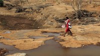 Air yang ditemukan warga pun tak selalu bersih. Oleh karena itu mereka menggunakan alat saring saat akan mengambil air untuk kebutuhan sehari-hari.
