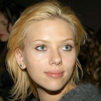 Wajah Scarlett Johansson remaja tanpa makeup. Cantik natural sejak dulu. Foto: Lawrence Lucier/Getty Images