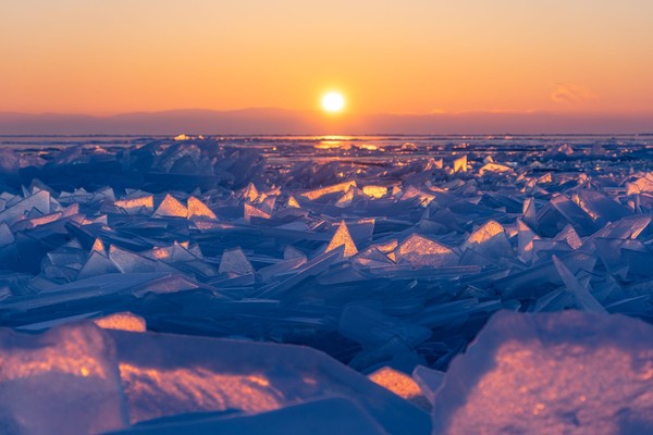 Kalau beruntung, kamu bisa melihat gelombang air danau yang membeku. Wujudnya lebih cantik saat berada dalam latar sunrise atau sunset. (iStock)