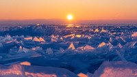 Kalau beruntung, kamu bisa melihat gelombang air danau yang membeku. Wujudnya lebih cantik saat berada dalam latar sunrise atau sunset. (iStock)