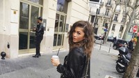 Wanita kelahiran California, Amerika Serikat ini ternyata penikmat kafein. Ia pernah datang ke sebuah acara seraya membawa satu cup kopi hangat. Foto: Instagram zendaya