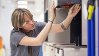 Saat masuk, Anda akan merasakan atmosfer seperti di lingkungan pengrajin Eropa kuno. Setiap bagian lantai pabrik didominasi oleh kerajinan tertentu (CNN)