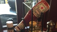 Rak bumbu ini punya bagian yang menopang ujung leher botol saus dalam keadaan miring. Dengan begini, saus selalu mudah dituang. Foto: Istimewa
