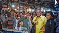 Hobinya keliling pasar membuat warga senang didatangi pimpinan daerahnya. Selamat bekerja Pak Arinal, semoga amanah! Foto: instagram @arinal_djunaidi