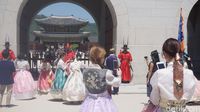 Turis yang memakai hanbok (Afif farhan/detikTravel)