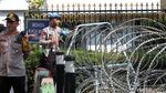 Kawat Berduri Amankan Area Sekitar Gedung MK