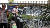 Sejumlah petugas kepolisian bersiaga di sekitar kawat berduri untuk mengamankan area sekitar gedung Mahkamah Konstitusi.