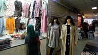 Meski masih banyak toko yang belum buka usai lebaran, sejumlah pembeli mulai berdatangan untuk berbelanja di Pasar Tanah Abang.