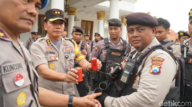 Personel yang berjaga tak dibekali peluru tajam, hanya gas air mata dan peluru hampa