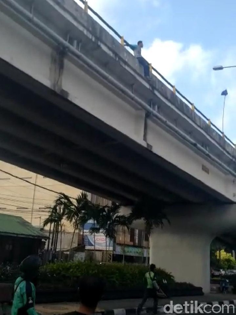 Gegara Diputus Pacar, Duda di Yogya Ini Hendak Terjun dari Flyover Gegara Diputus Pacar, Duda di Yogya Ini Hendak Terjun dari Flyover