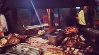 Rob juga hobi pesta bbq. Kali ini ia memanggang aneka daging. Wah serunya! Foto: instagram @robclintonkardinal
