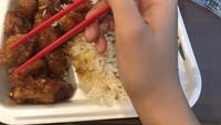 Sumpit dan garpu membuat makan jadi lebih praktis. Makin praktis lagi saat keduanya saling bertautan. Tinggal dibalik aja! Foto: Istimewa