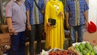 Ini pose Roro saat berpose di hadapan buah, dalam acara petani buah yang sempat diselenggarakan di Jawa Barat. Foto: Instagram @roro.fitria1989