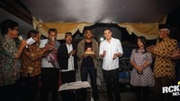 Wah Rob mendapat kejutan dari warga Pademangan nih. Di hari ulang tahunnya, Rob mendapat kejutan sebuah kue ulang tahun yang lengkap dengan lilinnya.  Foto: instagram @robclintonkardinal