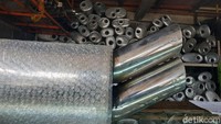 Penyebab copotnya knalpot terletak pada kualitas rubber mounting yang sudah menurun. Bisa terjadi karena pipa yang menggantung tanpa adanya pegangan. Foto: Ridwan Arifin/detikOto