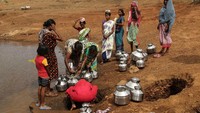 Warga India harus berjalan cukup jauh dari tempat tinggal mereka untuk mencari air bersih.