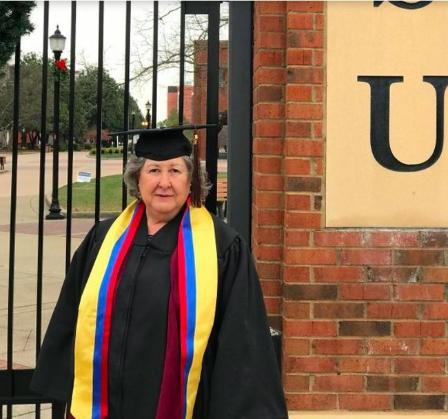 Wanita ini lulus dari Management and Science University di usia 69 tahun. Salut! Foto: Dok. Elite Readers