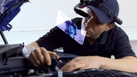 Selain kacamata pintar, diler akan menggunakan Technical Information System TIS 2.0 yang baru dari perusahaan. Sebuah platform multimedia yang dikembangkan dengan sistem umpan balik dari teknisi. Foto: Pool (carscoops)