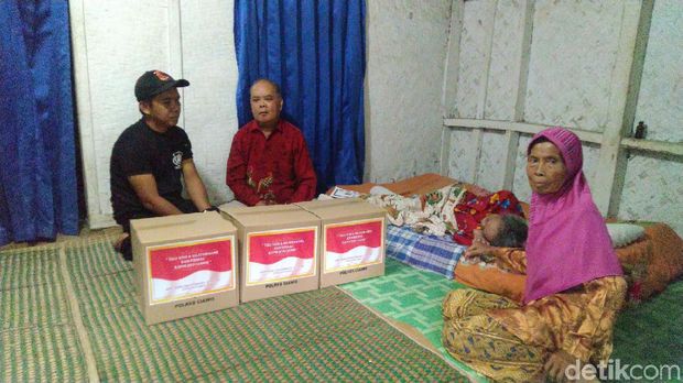 Polres Ciamis Bantu Lansia Lumpuh yang Luput Perhatian Pemerintah