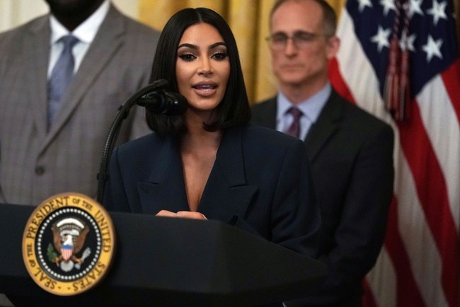 Bintang reality show Kim Kardashian kembali mendatangi Gedung Putih atas undangan Presiden AS Donald Trump, Jumat (14/6/2019). Bukan untuk berbicara soal industri hiburan atau bisnis kosmetiknya, Kim Kardashian datang dengan misi advokasi terkait kesempatan lapangan kerja bagi para mantan napi. Foto: Getty Images