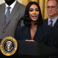 Bintang reality show Kim Kardashian kembali mendatangi Gedung Putih atas undangan Presiden AS Donald Trump, Jumat (14/6/2019). Bukan untuk berbicara soal industri hiburan atau bisnis kosmetiknya, Kim Kardashian datang dengan misi advokasi terkait kesempatan lapangan kerja bagi para mantan napi. Foto: Getty Images