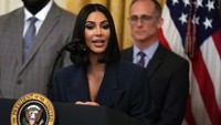 Dikutip dari The Los Angeles Times, Kim Kardashian mewajibkan seluruh anggota keluarganya vaksin TDaP terlebih dulu sebelum memegang anaknya North West. Dia yakin vaksin mencegah buah hatinya tertular penyakit berbahaya dari lingkungan sekitarnya. Foto: Getty Images, AFP