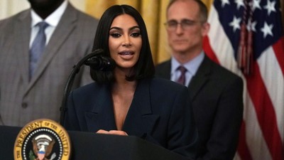 Foto: Gaya Formal Rp 1 Miliar Kim Kardashian saat Bertemu Donald Trump