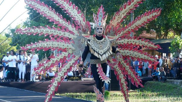 Busana Bambu Meriahkan Gelaran Festival Bambu Banyuwangi