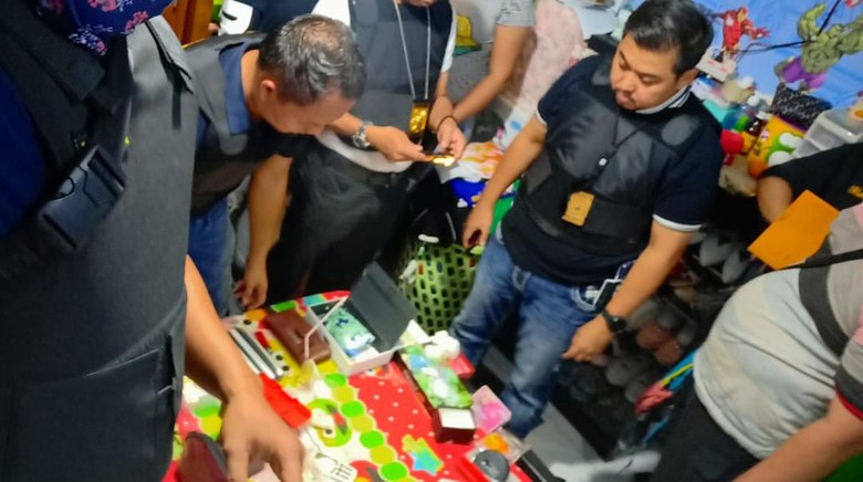 Polda Metro Gerebek Kampung Bahari, Ribuan Butir Ekstasi Disita Polda Metro Gerebek Kampung Bahari, Ribuan Butir Ekstasi Disita