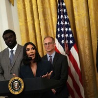 Busana tersebut melengkapi momen yang membanggakan bagi Kim Kardashian atas pencapaiannya untuk membantu para napi. Hari ini, saya merasa terhormat dapat mengumumkan bahwa pemerintah dan pihak swasta akan menciptakan lapangan kerja bagi para pria dan wanita setelah bebas dari penjara, kata Kim dalam pidatonya yang disaksikan langsung oleh Presiden Trump dan pejabatnya. Foto: Getty Images