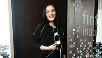 Chelsea Islan tampil kasual dengan busana serba hitam. Foto: (Hanif Hawari/detikHOT)