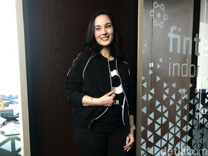Dirangkul Mesra, Keseruan Chelsea Islan Jalan Bareng Rob Clinton