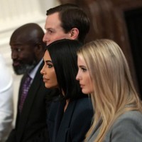 Ini bukan kali pertama ibu empat anak itu diundang ke Gedung Putih. Tahun lalu, Trump dan Kim bertemu di rumah dinas orang nomor satu di AS untuk membahas soal pembebasan Alice Marie Johnson. Kim pun berhasil melobi Donald Trump untuk mengampuni perempuan yang mendekam di penjara tanpa pembebasan bersyarat karena dugaan pelanggaran narkoba itu. Foto: Getty Images