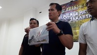 Polisi juga menyita senjata api berikut amunisi yang digunakan pelaku melakukan aksi koboi menodongkan senjata kepada pengendara lain di jalanan.