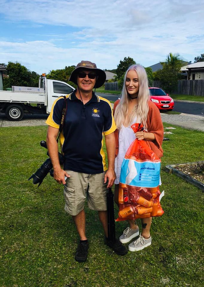 Setelah hampir tujuh bulan mengumpulkan sampah, mereka berhasil membawa 60 ribu botol dan kaleng ke pusat daur ulang. Ini berarti mereka telah mendapatkan kompensasi sebesar USD 6,000 atau Rp 86 jutaan. Foto: Facebook/A Recycled Wedding