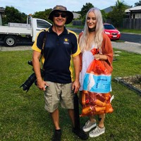 Setelah hampir tujuh bulan mengumpulkan sampah, mereka berhasil membawa 60 ribu botol dan kaleng ke pusat daur ulang. Ini berarti mereka telah mendapatkan kompensasi sebesar USD 6,000 atau Rp 86 jutaan. Foto: Facebook/A Recycled Wedding