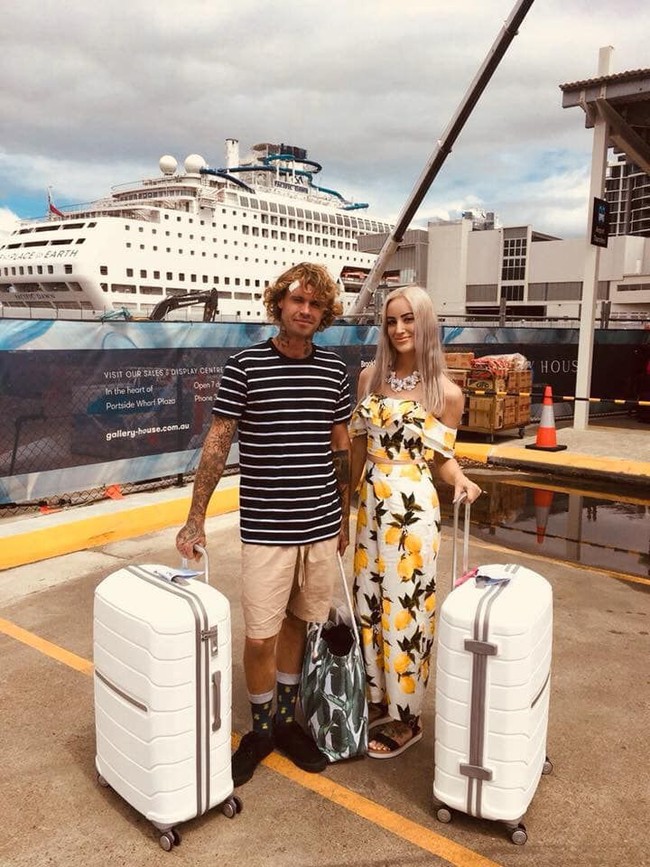 Leonie Starr dan Matthew Porter adalah pasangan pencinta lingkungan yang ingin berkontribusi menyelamatkan bumi sekaligus mencari uang untuk biaya pernikahan mereka. Foto: Facebook/A Recycled Wedding