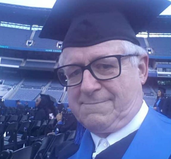 Larry Felton Johnson punya target harus lulus kuliah sebelum mencapai usia 100 tahun. Targetnya tercapai, setelah 33 tahun. Foto: Dok. Elite Readers