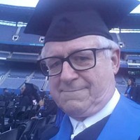 Larry Felton Johnson punya target harus lulus kuliah sebelum mencapai usia 100 tahun. Targetnya tercapai, setelah 33 tahun. Foto: Dok. Elite Readers