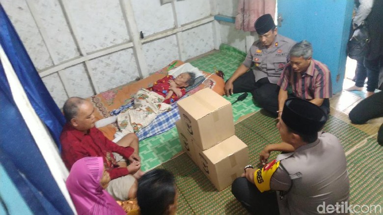 Polres Ciamis Bantu Lansia Lumpuh yang Luput Perhatian Pemerintah Polres Ciamis Bantu Lansia Lumpuh yang Luput Perhatian Pemerintah