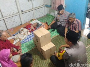 Polres Ciamis Bantu Lansia Lumpuh yang Luput Perhatian Pemerintah