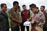  Bupati Agam Indra Catri saat meninjau lokasi. 