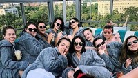 Juga berenang di Soho House, Berlin. Foto: Sophie Turner (dok. Instagram)