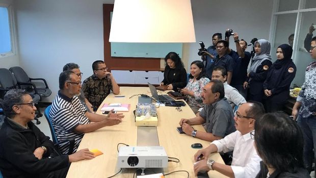 Suasana konsultasi tim hukum Prabowo dengan LPSK.