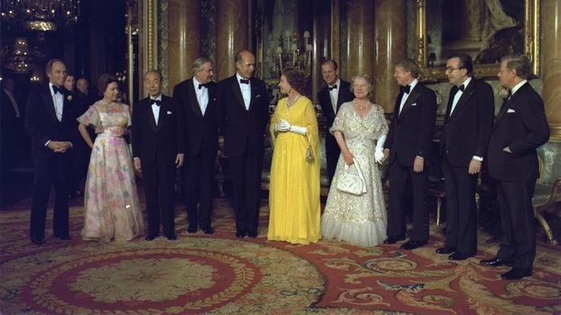 Canada's Prime Minister Pierre Trudeau, (Prince Charles far background), Princess Margaret, Japan's Prime Minister Takeo Fukuda, Britain's Prime Minister James Callaghan, France's President Valery Giscard d'Estaing, Queen Elizabeth II, Prince Philip, Queen Mother, U.S. President Jimmy Carter, Italy's Prime Minister Giulio Andreotti and Germany's Chancellor Helmut Schmidt (L-R) in London, England, May 13, 1977. Jimmy Carter Presidential Library/U.S. National Archives and Records Administration/Handout via REUTERS THIS IMAGE HAS BEEN SUPPLIED BY A THIRD PARTY
