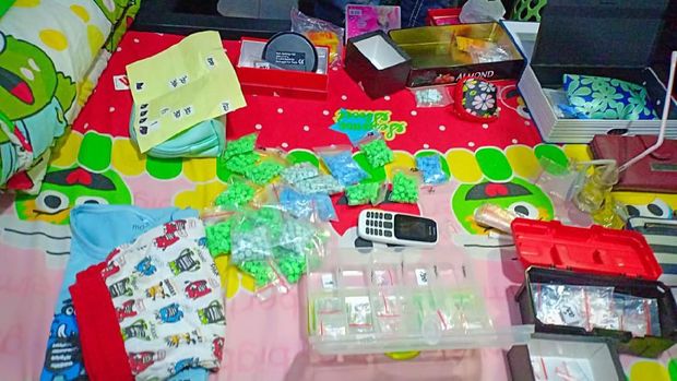 1.300 butir ekstasi disita dari wanita kurir narkoba tersebut.
