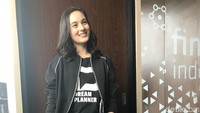 Ia memadukan jaket hitam dengan kaos dan jins berwarna senada. Foto: (Hanif Hawari/detikHOT)