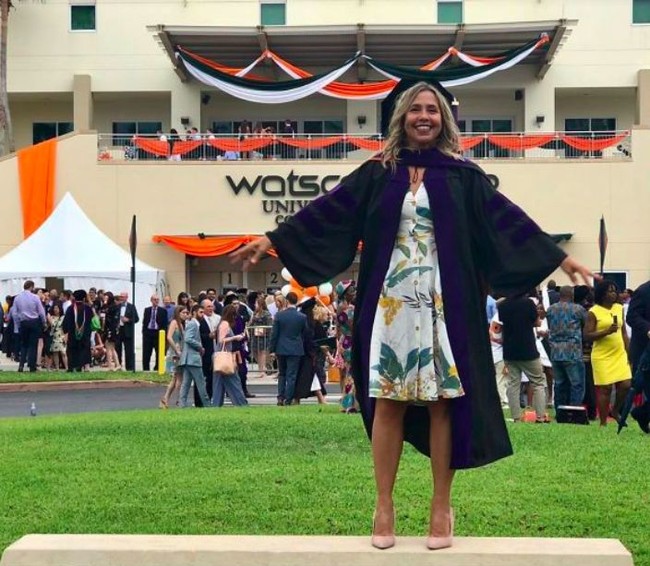 Wanita 55 tahun ini berhasil lulus kuliah hukum di Amerika Serikat. Ia menunda pendidikannya 33 tahun setelah imigrasi dari Venezuela. Foto: Dok. Elite Readers