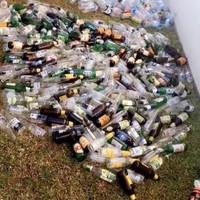 Pemerintah daerah Queensland, Australia, mengadakan container refund program yang bertujuan mendorong masyarakat untuk mengumpulkan botol atau kaleng ke tempat-tempat yang telah disediakan. Satu botol atau kaleng dihargai 10 sen. Foto: Facebook/A Recycled Wedding